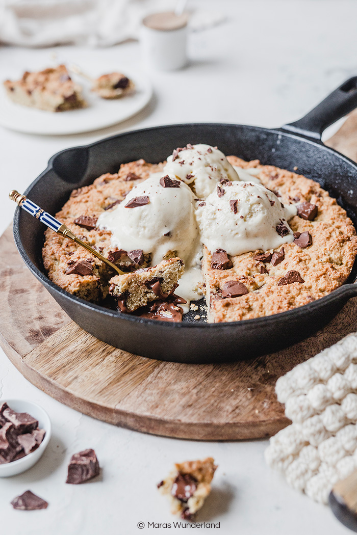 Veganer Chocolate Chip Skillet Cookie. Schnell & einfach gemacht, kalt und warm ein Genuss und perfekt mit Vanilleeis. • Maras Wunderland