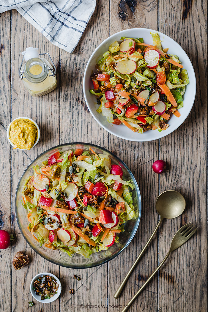 Bunter Salat mit Karotten, Radieschen, Paprika und Mango-Dressing. Gesund, vegan und super lecker. • Maras Wunderland