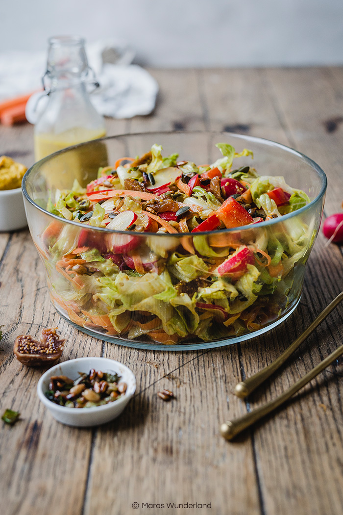 Bunter Salat mit Karotten, Radieschen, Paprika und Mango-Dressing. Gesund, vegan und super lecker. • Maras Wunderland