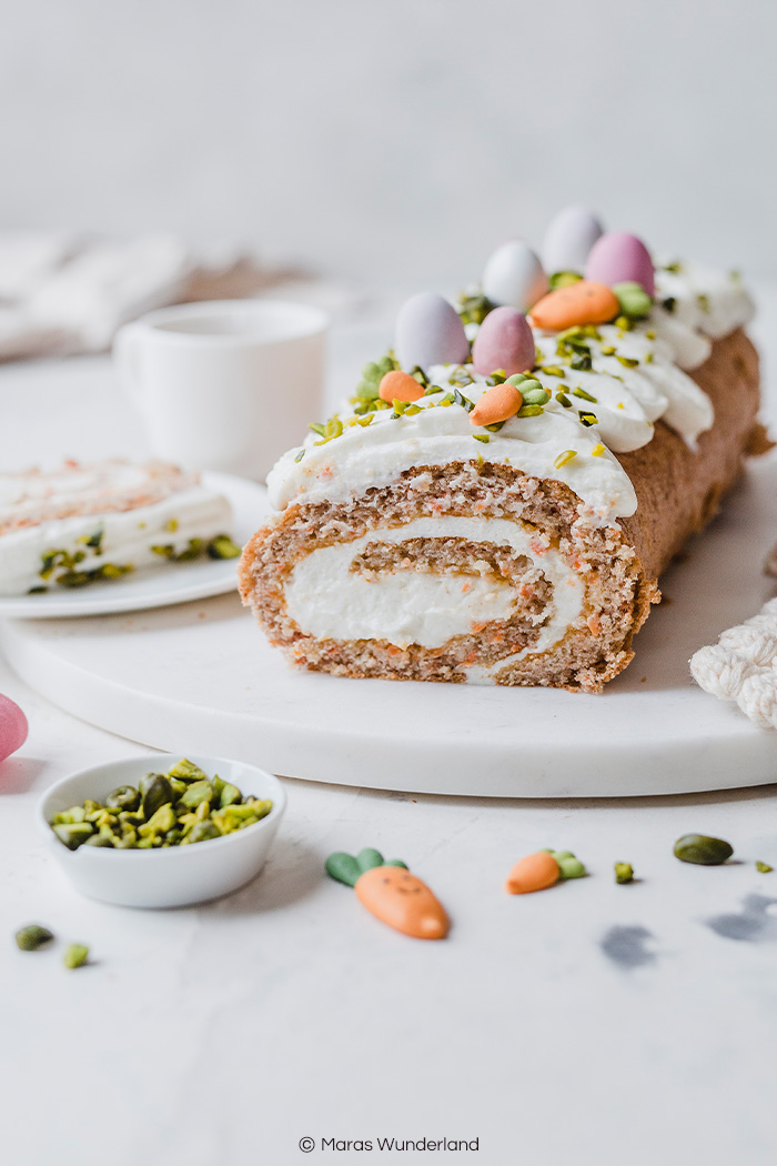 Gesündere Carrot Cake Biskuitrolle. Unglaublich saftig, lecker und perfekt fürs Osterfest. • Maras Wunderland #easter #eastercake #osterkuchen #gesunderezepte