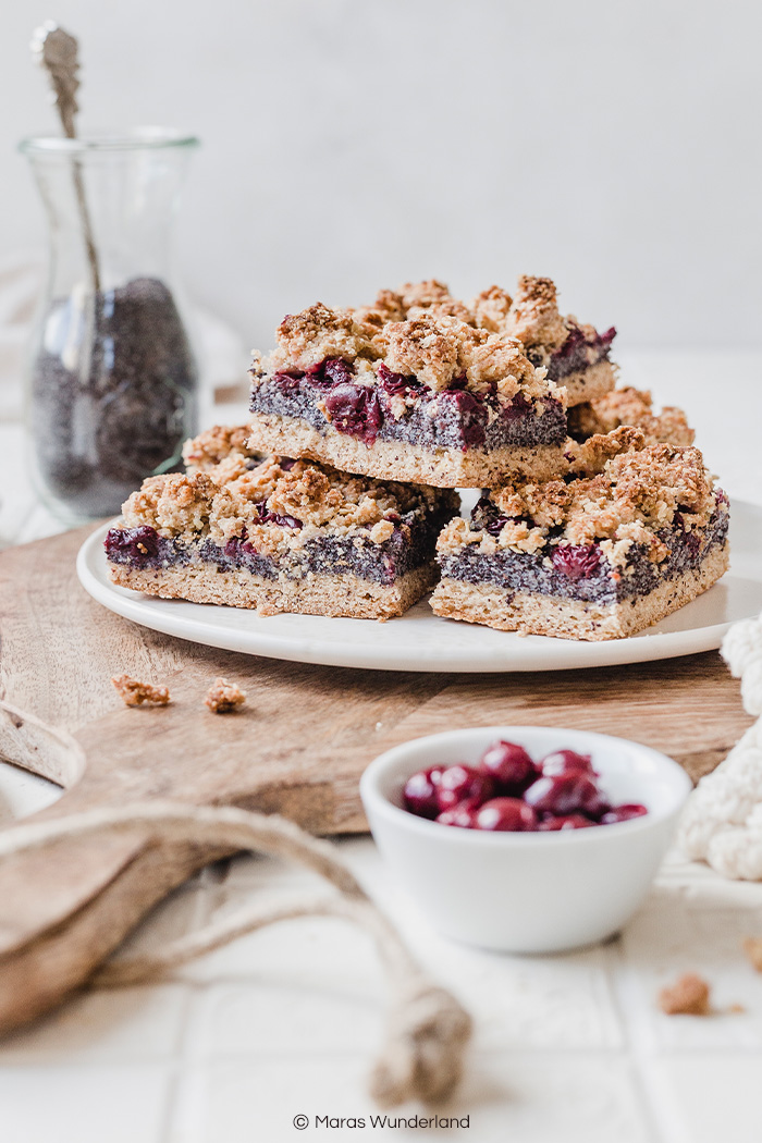 Veganer Kirsch-Mohnkuchen mit Streuseln. Saftig, aromatisch, gesünder und perfekt für's Osterfest. • Maras Wunderland #mohnkuchen #kirschkuchen #osterkuchen #eastercake #poppyseedcake #cherrycake