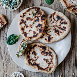 Pfannenbrot mit Feta-Spinat-Füllung