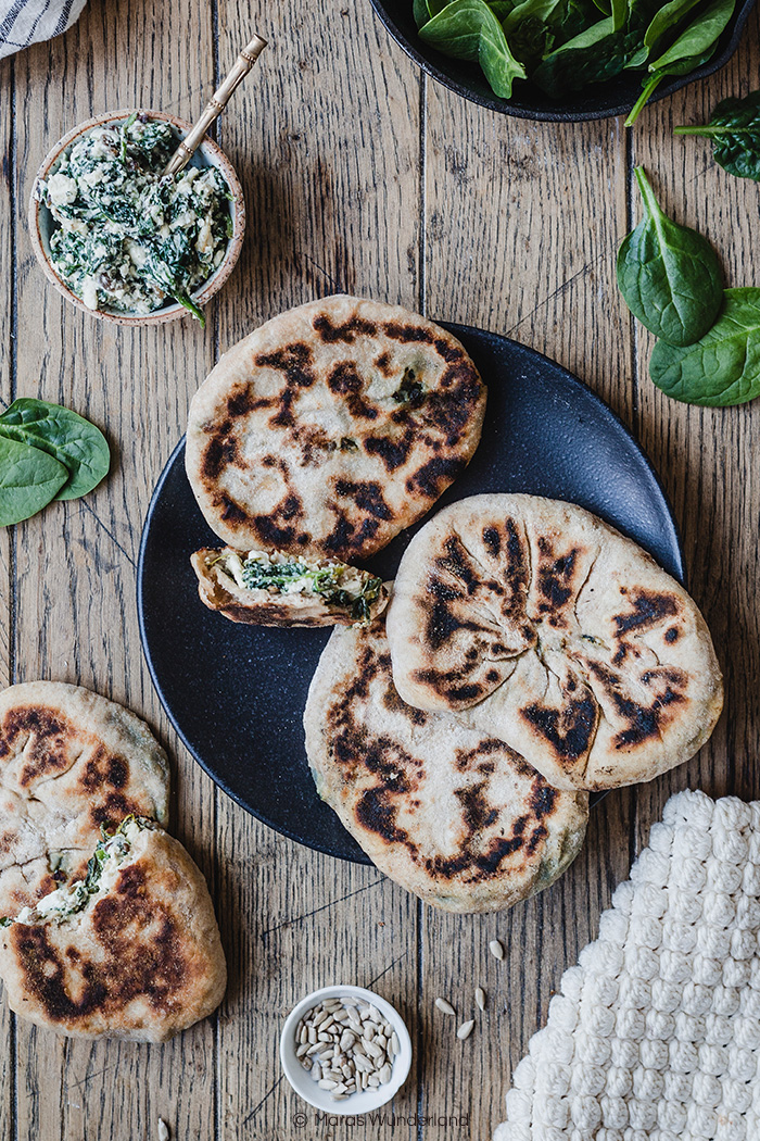 Gesünderes Pfannenbrot mit Feta-Spinat-Füllung. Perfekt als Beilage oder zum Grillen. Einfach zu veganisieren. • Maras Wunderland