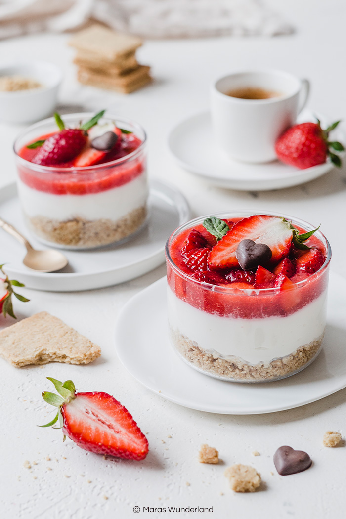Gesünderes Strawberry Cheesecake im Glas. Schnell gemacht und perfekt für Muttertag. • Maras Wunderland #erdbeeren #erdbeerdessert