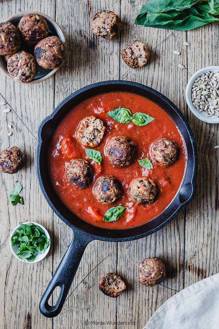 Vegane Bohnenbällchen in Tomatensoße. Gesund und perfekt für den Feierabend. Super aromatisch und lecker. • Maras Wunderland #vegan #veganfood #abendessen #mittagessen