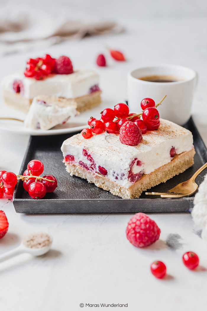 Gesünderer Schmandkuchen mit Beeren. Der Klassiker in der Sommer-Edition. Schnell und einfach gemacht, cremig, saftig und super lecker. • Maras Wunderland