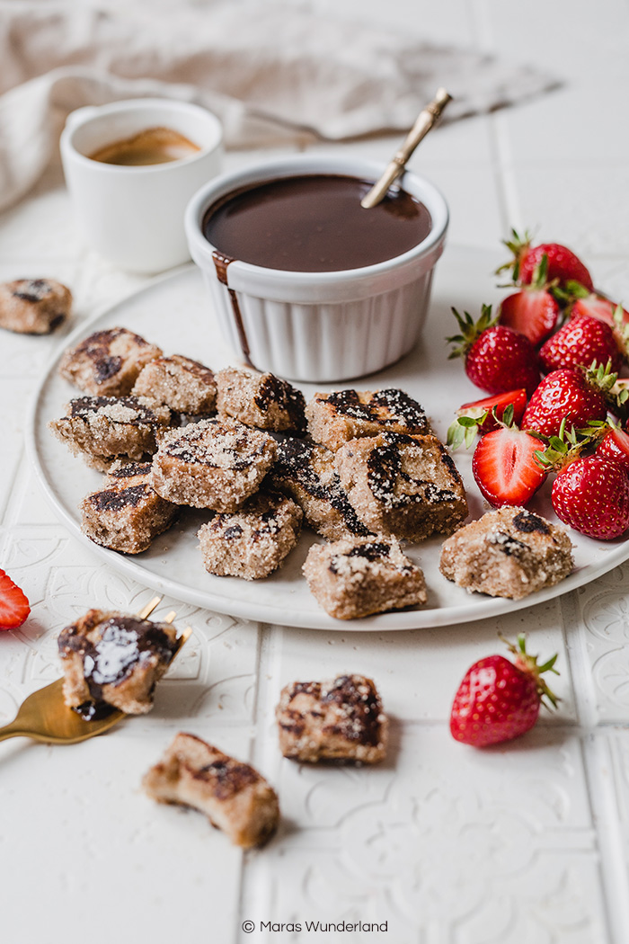 Vegane French Toast Bites mit Erdnuss-Schoko-Dip. Schnell gemacht und perfekt als Frühstück oder Dessert. • Maras Wunderland