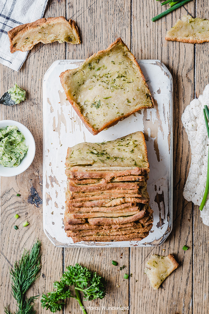 Veganes Kräuter Zupfbrot ohne Hefe mit selbst gemachter Knoblauch-Kräuterbutter. • Maras Wunderland