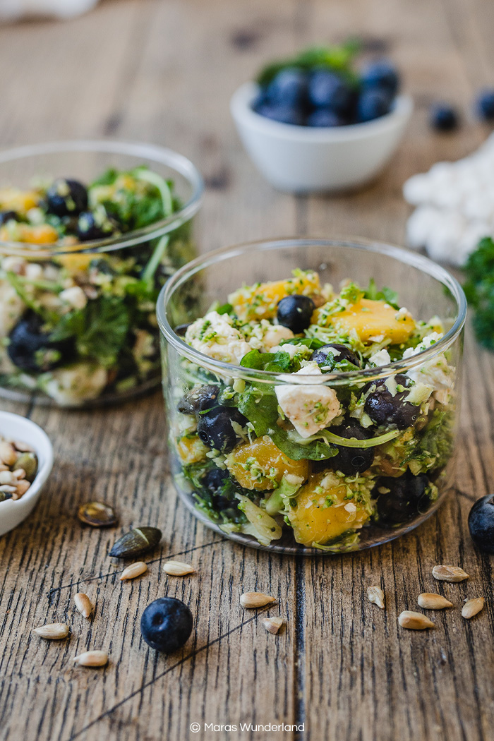 Gesunder Brokkoli-Mango-Salat. Schnell gemacht, vegetarisch und perfekt im Sommer. • Maras Wunderland #summersalad #salad #veggiefood #healthy