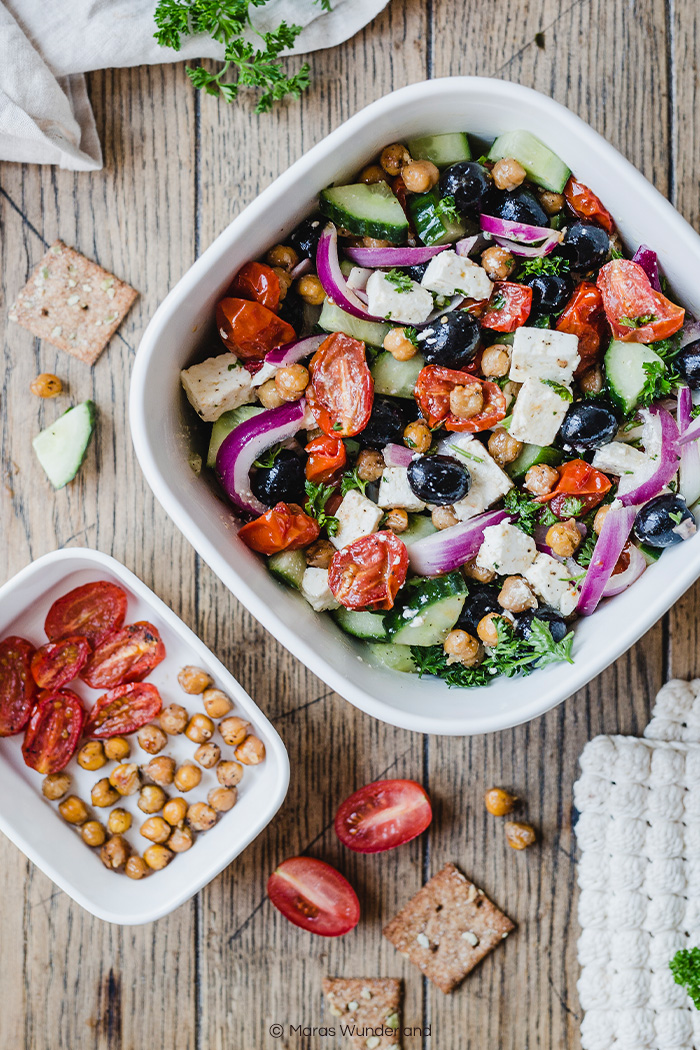 Griechischer Salat mit gerösteten Kichererbsen & Tomaten. Perfekt als Grillbeilage oder Mahlzeit. Einfach gemacht und gesund. • Maras Wunderland
