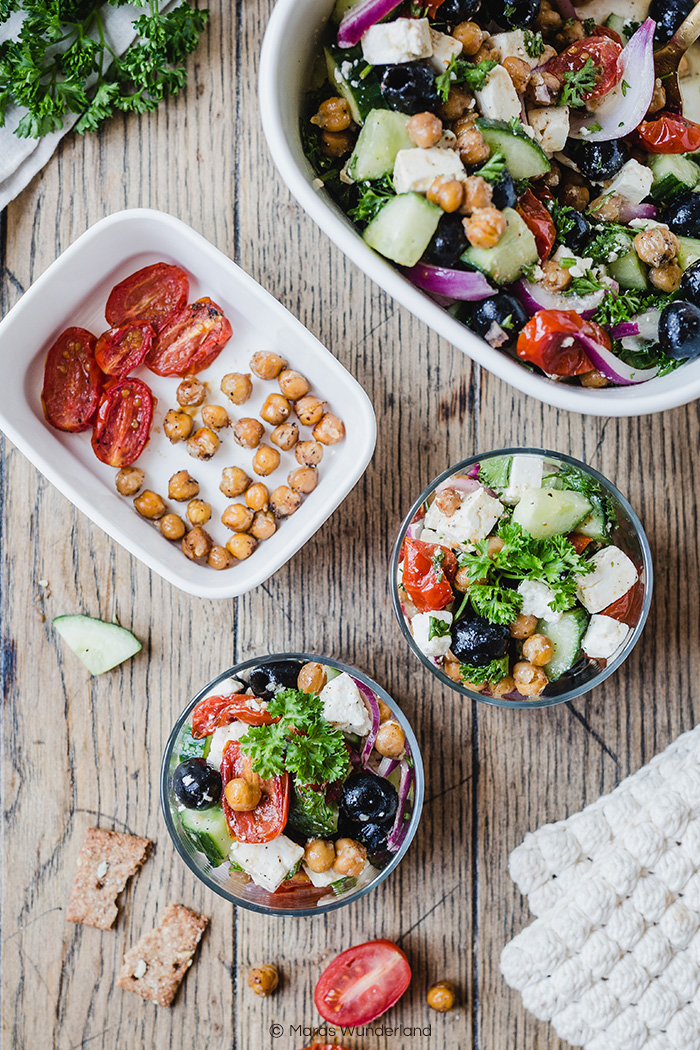 Griechischer Salat mit gerösteten Kichererbsen & Tomaten. Perfekt als Grillbeilage oder Mahlzeit. Einfach gemacht und gesund. • Maras Wunderland