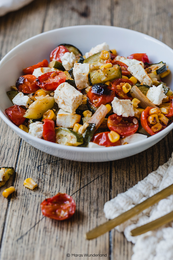 Gesundes und schnelles Feta-Ofengemüse mit Mais, Tomaten und Zucchini • Maras Wunderland