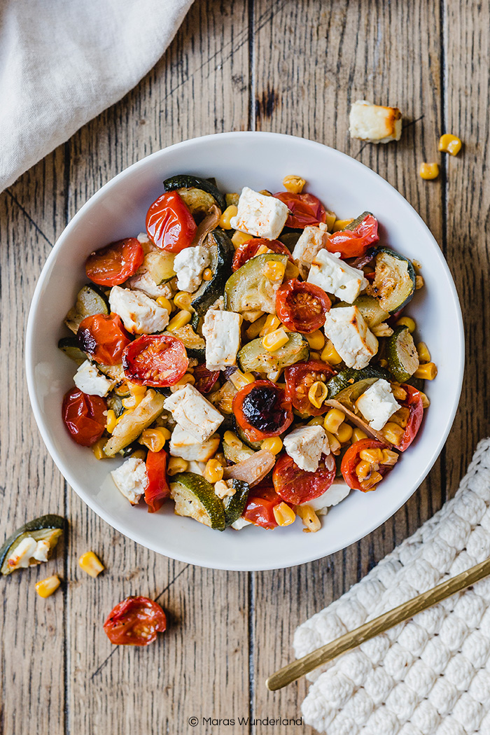 Gesundes und schnelles Feta-Ofengemüse mit Mais, Tomaten und Zucchini • Maras Wunderland