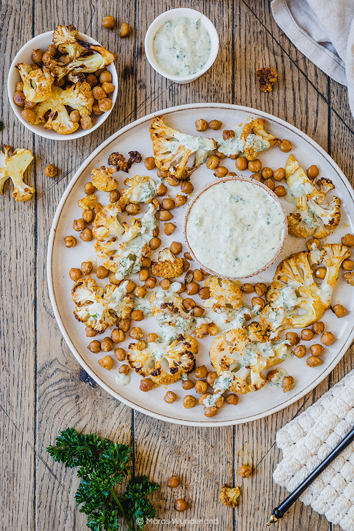 Gerösteter Blumenkohl und Kichererbsen mit Tahini-Dip. Veganes und gesundes Abendessen, schnell und einfach. • Maras Wunderland