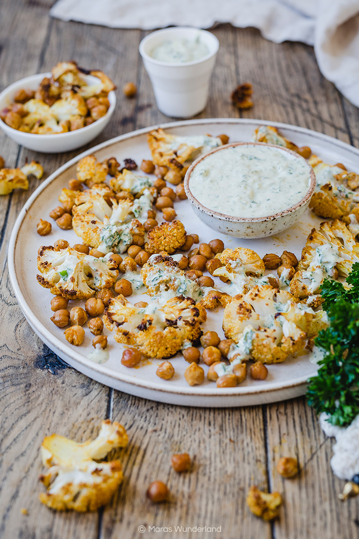 Gerösteter Blumenkohl und Kichererbsen mit Tahini-Dip. Veganes und gesundes Abendessen, schnell und einfach. • Maras Wunderland