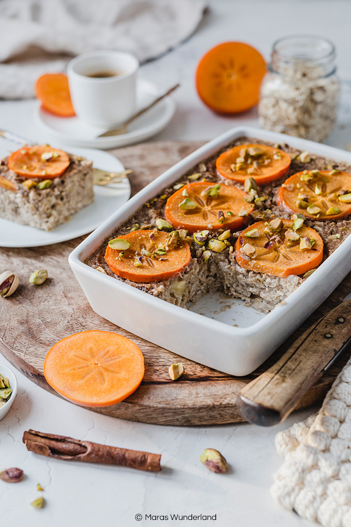 Veganes Baked Oatmeal mit Kaki & Pistazien. Schnell gemacht, gesund und glutenfrei. • Maras Wunderland