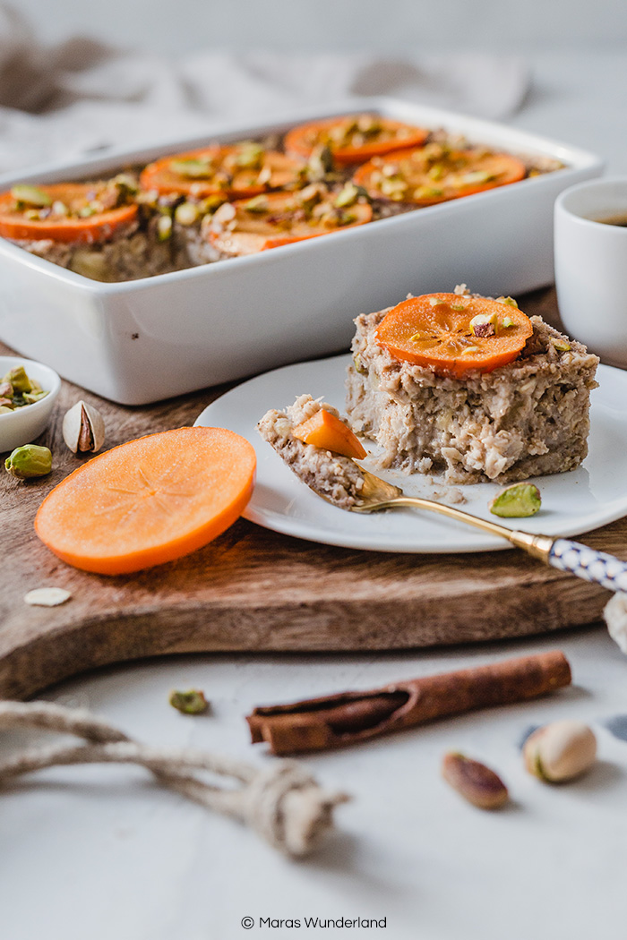 Veganes Baked Oatmeal mit Kaki & Pistazien. Schnell gemacht, gesund und glutenfrei. • Maras Wunderland