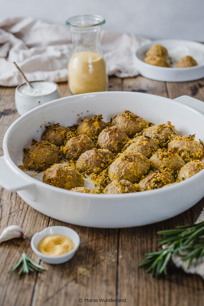 Knusprige Ofenkartoffeln mit Rosmarin und Knoblauch. Vegan und gesünder. Schnell gemacht und tolle Beilage – zB zu Weihnachten • Maras Wunderland