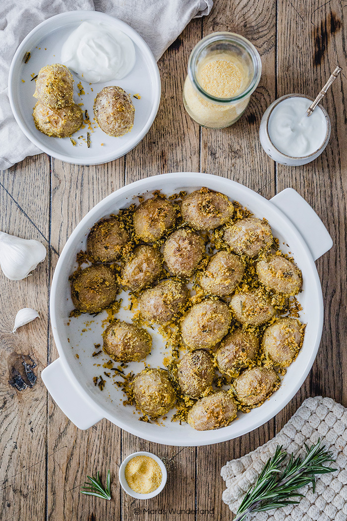 Knusprige Ofenkartoffeln mit Rosmarin und Knoblauch. Vegan und gesünder. Schnell gemacht und tolle Beilage – zB zu Weihnachten • Maras Wunderland