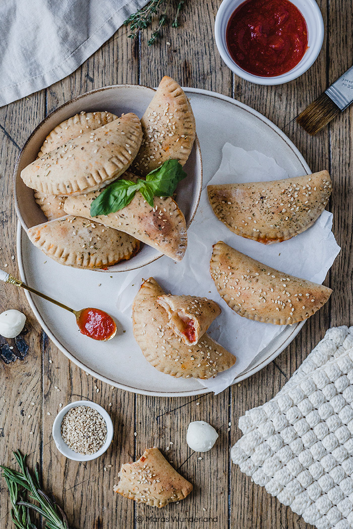 Schnelle Pizzataschen ohne Hefe. Perfektes Partyfood - zB für Silvester • Maras Wunderland