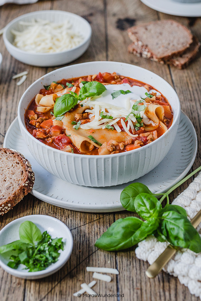 Vegane und gesunde Lasagnesuppe. Schnell gemacht und perfekt für die Feierabendküche. • Maras Wunderland