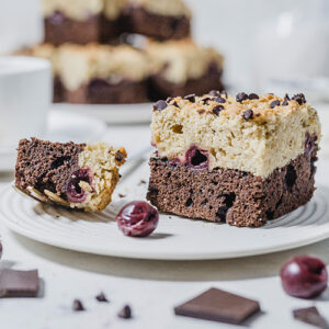 Gesündere Brookies mit Kirschen. Eine Kombi aus Cookies und Brownies – einfach gemacht. • Maras Wunderland