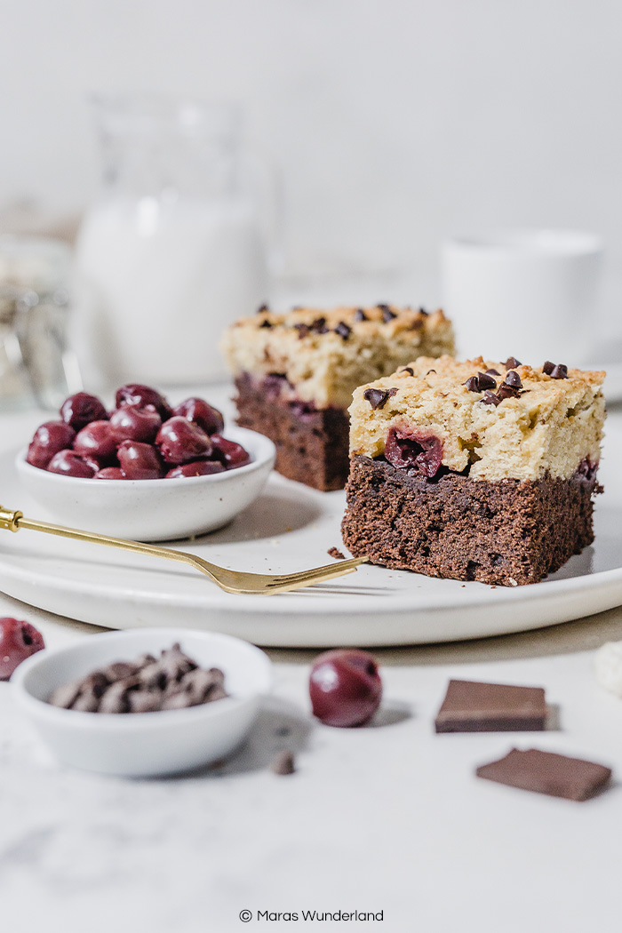 Gesündere Brookies mit Kirschen. Eine Kombi aus Cookies und Brownies – einfach gemacht. • Maras Wunderland