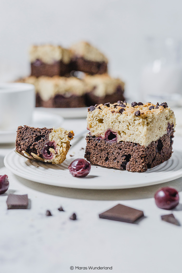 Gesündere Brookies mit Kirschen. Eine Kombi aus Cookies und Brownies – einfach gemacht. • Maras Wunderland