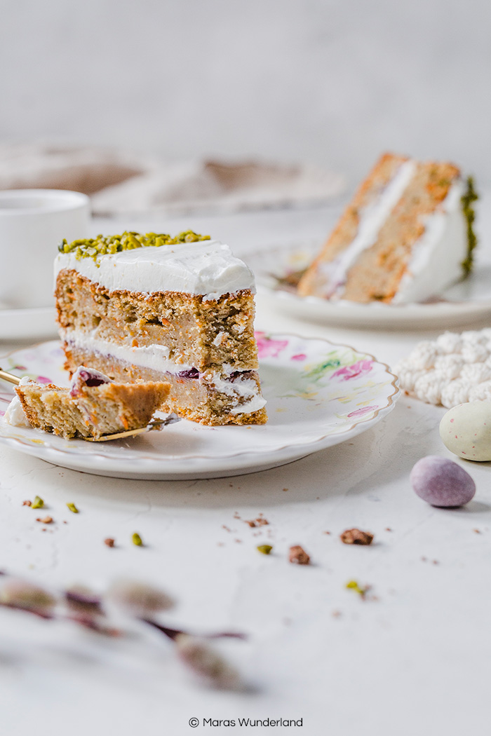 Gesündere Karottentorte. Einfach gemacht, super saftig und gut vorzubereiten. Perfekt für Ostern. • Maras Wunderland