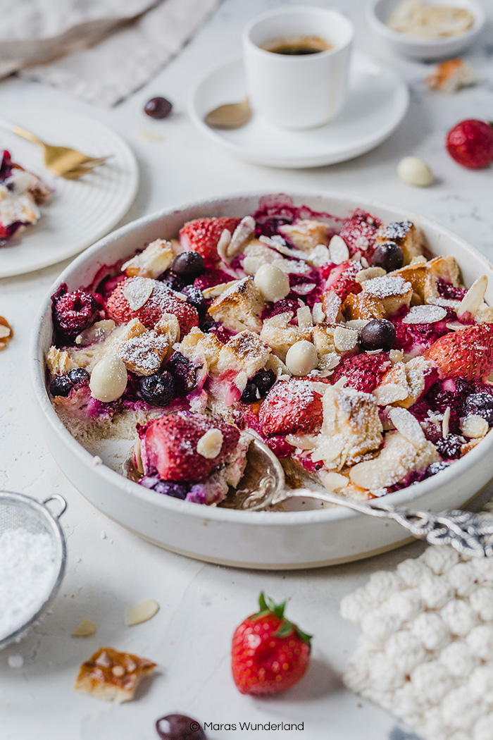 Schneller Ofenschlupfer mit Beeren. Perfekt für Ostern und super Hefezopf-Verwertung. • Maras Wunderland