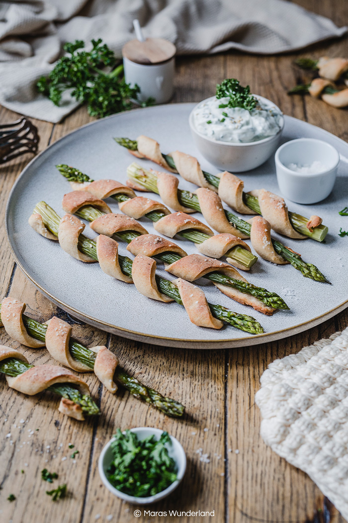 Einfache und gesunde Spargel Grissini. Schnell gemacht, eine tolle Beilage und super für den Frühlingsbrunch. • Maras Wunderland