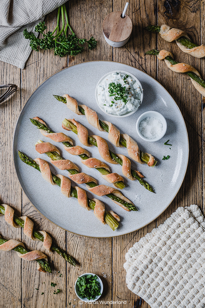 Einfache und gesunde Spargel Grissini. Schnell gemacht, eine tolle Beilage und super für den Frühlingsbrunch. • Maras Wunderland