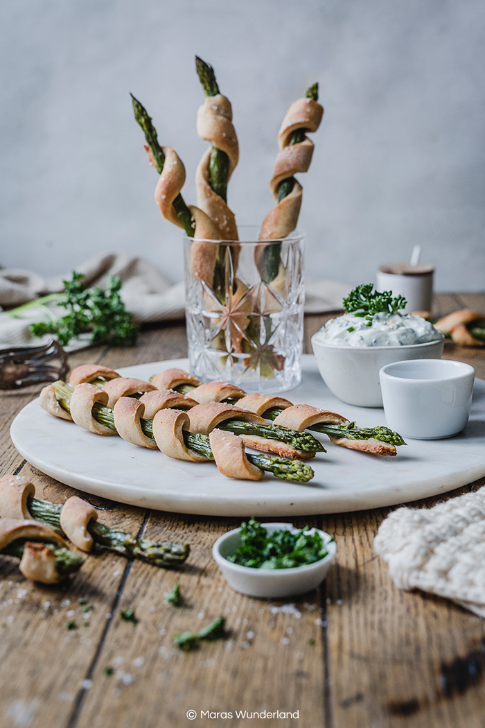 Einfache und gesunde Spargel Grissini. Schnell gemacht, eine tolle Beilage und super für den Frühlingsbrunch. • Maras Wunderland