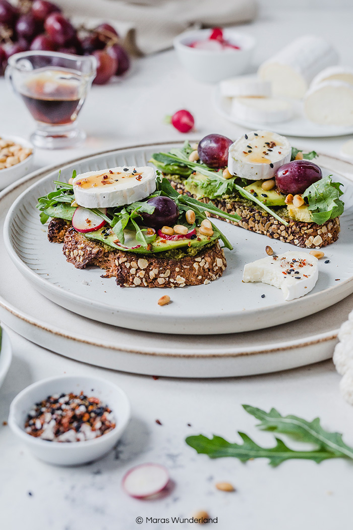 Stulle Deluxe mit Pesto, Avocado, Rucola, Radieschen, Trauben & cremigem Käse. Schnell und einfach gemacht. Passt zu jeder Tageszeit. • Maras Wunderland