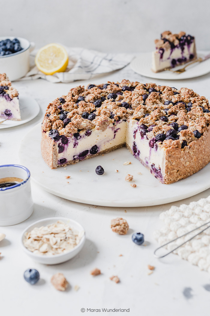 Gesünderer Heidelbeer Käsekuchen mit Streuseln. Cremig, zart und und unfassbar lecker. • Maras Wunderland