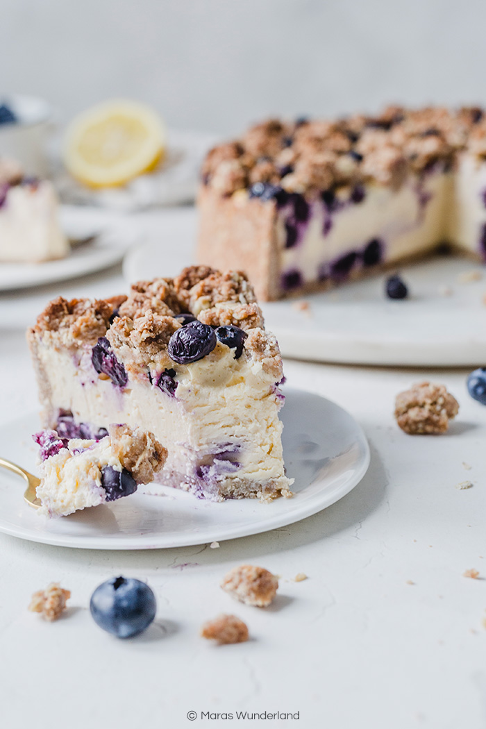 Gesünderer Heidelbeer Käsekuchen mit Streuseln. Cremig, zart und und unfassbar lecker. • Maras Wunderland