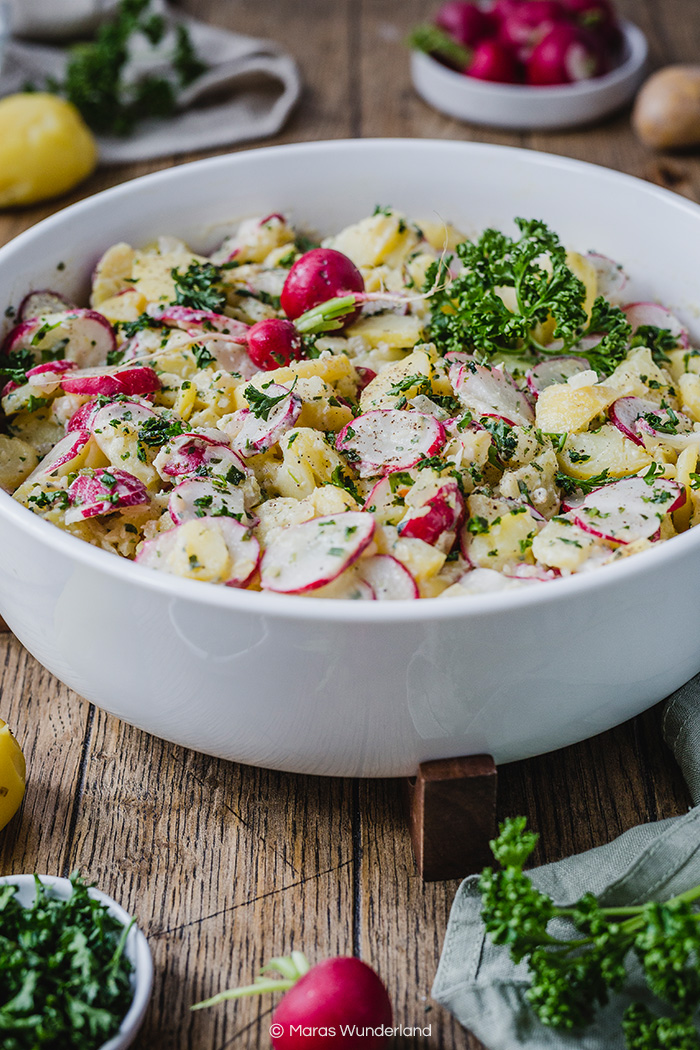 Omas Kartoffelsalat in vegan, mit Radieschen. Gesund, einfach gemacht und perfekt auf dem Partybuffet oder als Grillbeilage. • Maras Wunderland