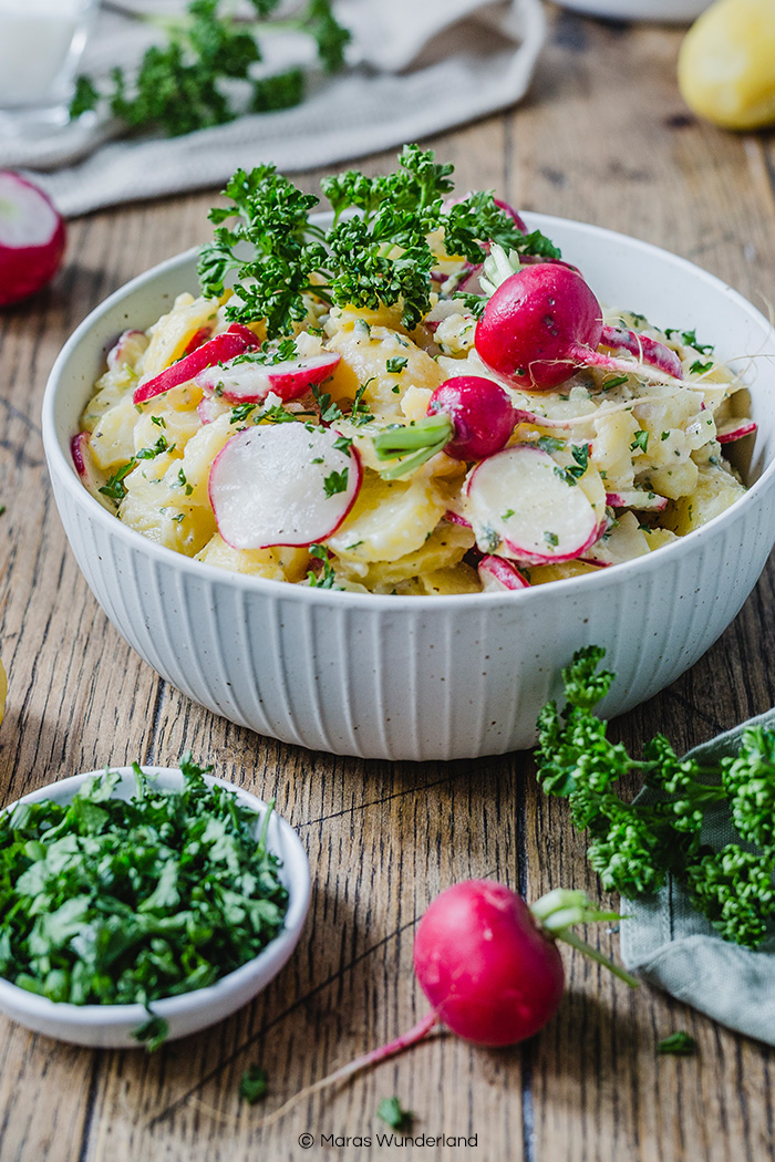 Omas Kartoffelsalat in vegan, mit Radieschen. Gesund, einfach gemacht und perfekt auf dem Partybuffet oder als Grillbeilage. • Maras Wunderland