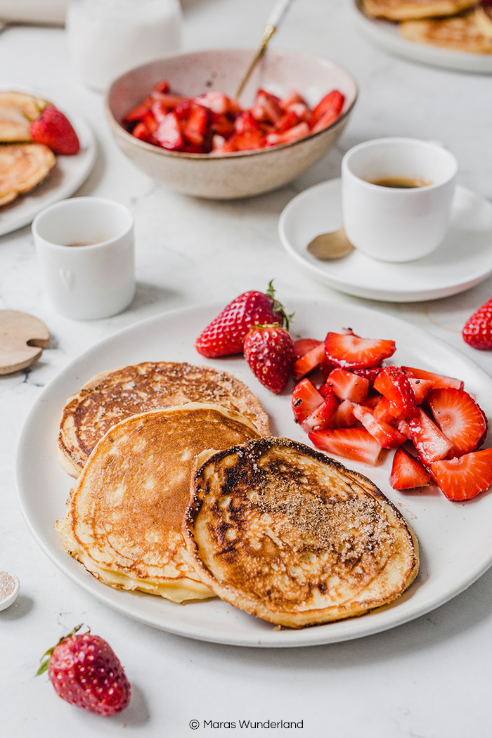 Gesündere Quarkpfannkuchen mit Erdbeeren. Perfektes zum Frühstück und super zu Muttertag. • Maras Wunderland