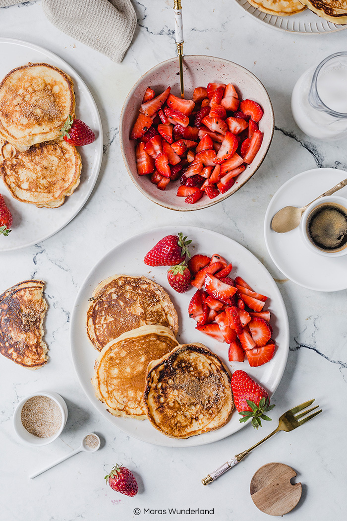 Gesündere Quarkpfannkuchen mit Erdbeeren. Perfektes zum Frühstück und super zu Muttertag. • Maras Wunderland