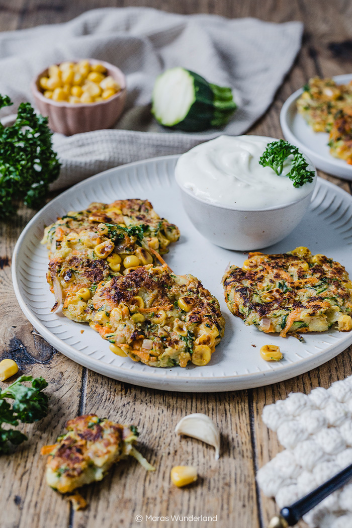 Gemüsepuffer mit Zucchini, Mais, Kartoffeln und Karotte. Mit veganer Aioli. • Maras Wunderland