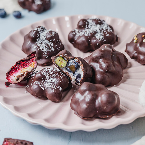 Berry Yogurt Bites. Veganer, gesunder Snack mit Joghurt und Heidelbeeren bzw. Himbeeren • Maras Wunderland