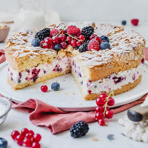 Schneller Beeren Bienenstich