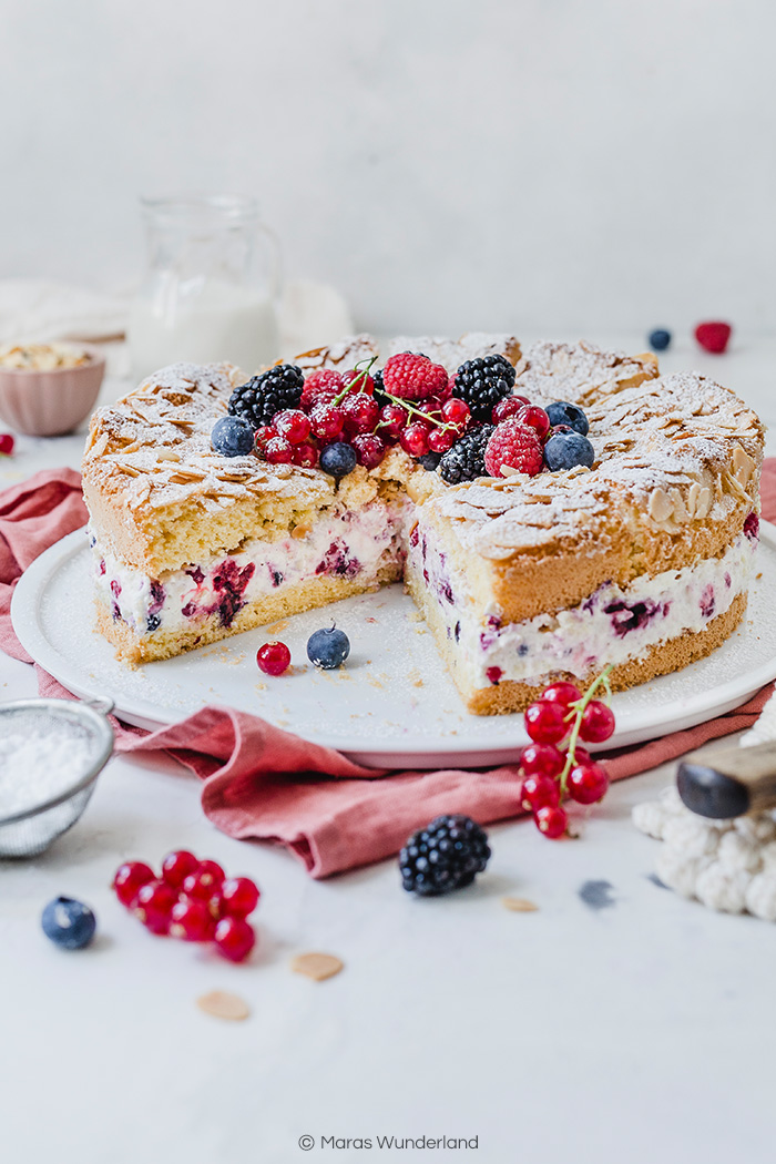 Schneller Beeren Bienenstich. Die perfekte, luftig leichte Sommertorte. Mit Biskuit und Pudding. • Maras Wunderland