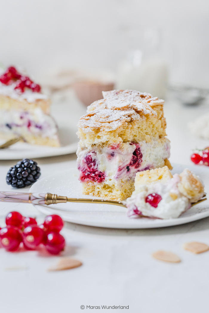 Schneller Beeren Bienenstich. Die perfekte, luftig leichte Sommertorte. Mit Biskuit und Pudding. • Maras Wunderland