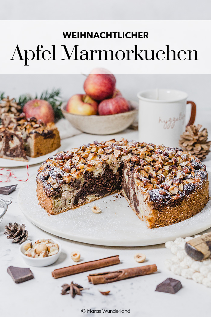 Dieser weihnachtliche Apfel-Marmorkuchen mit Lebkuchengewürz und Haselnüssen ist einfach und schnell gemacht. • Maras Wunderland