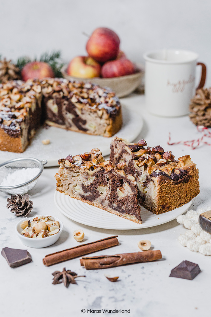 Dieser weihnachtliche Apfel-Marmorkuchen mit Lebkuchengewürz und Haselnüssen ist einfach und schnell gemacht. • Maras Wunderland