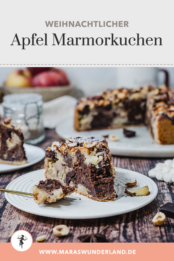 Dieser weihnachtliche Apfel-Marmorkuchen mit Lebkuchengewürz und Haselnüssen ist einfach und schnell gemacht. • Maras Wunderland