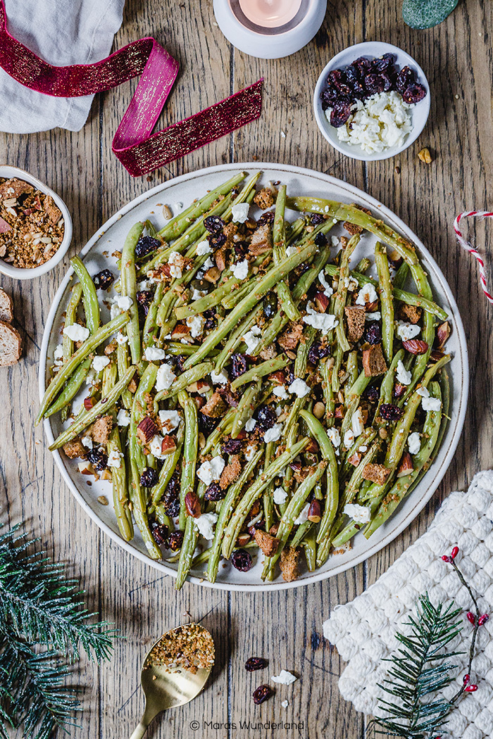 Baked Beans mit Brotstreuseln, Feta, Mandeln und Cranberries. Super für's Weihnachtsfest. • Maras Wunderland